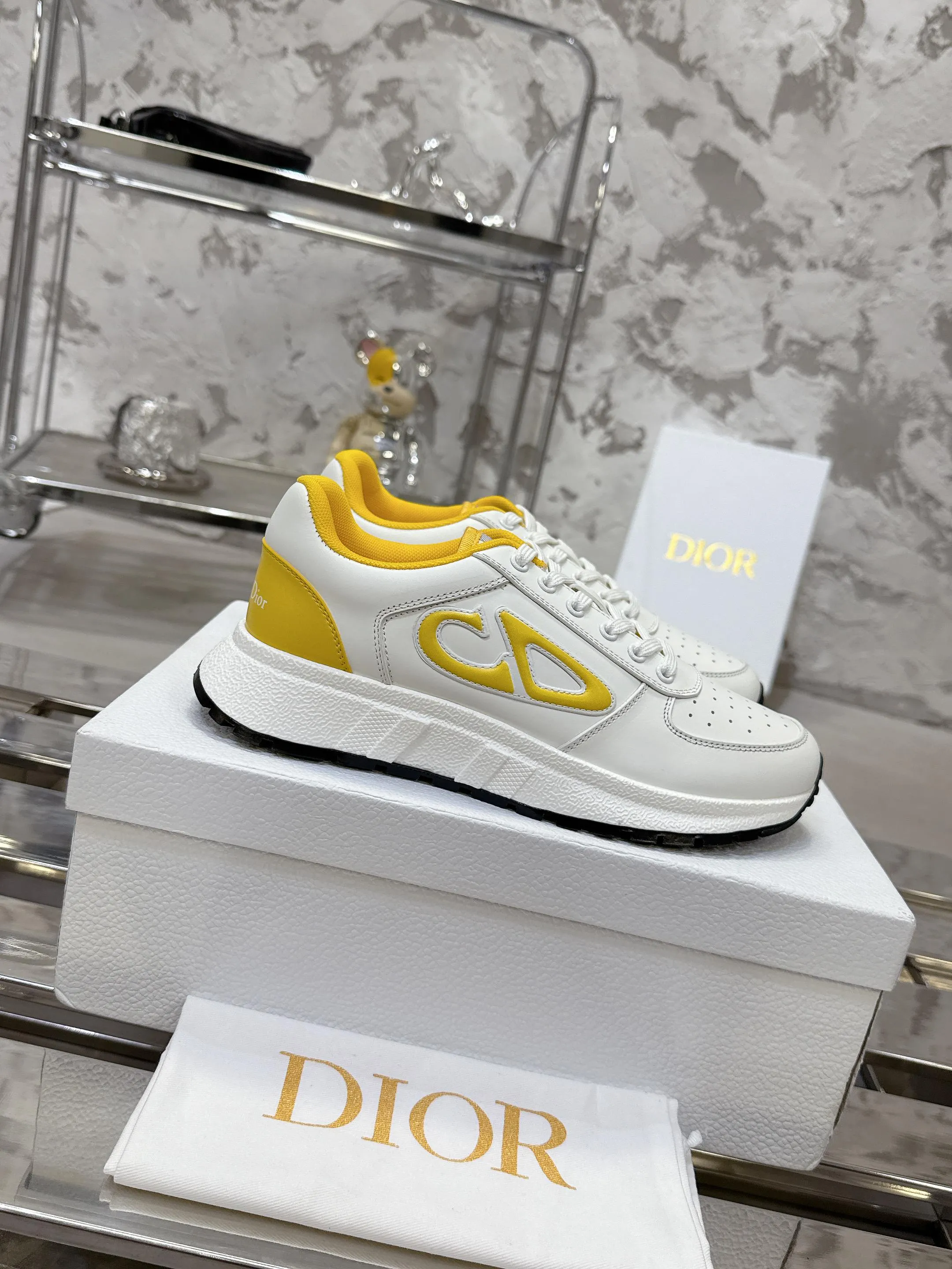 Factory price 680💰 Top version! ! ! Dior Dior's latest Run'n'Dior series, couple's thick-soled casual sneakers, originally purchased, developed and manufactured. This Run'n'Dior reinterprets sports style with an elegant and fashionable shape. The upper is crafted from white mesh fabric and features the Christian Dior Paris signature on the laces and heel. The exquisite two-color sole is light and soft, which can add a high-end temperament to all kinds of casual looks. Exquisite packaging at the delivery counter 🛍📦 ▪️Fabric: Original customized imported first-layer cowhide ▪️Inner lining: Imported original lining ▪️Sole: Original molded non-slip TPU material ▪️Size: Women's 35-41 / Men's 39-46 (Female 40 41 / Men's 38.45.46 customized)